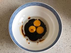 蛋黄和蛋清分离开，红糖加热水搅拌至红糖完全融化，倒入盛蛋黄的容器里，再加入玉米油