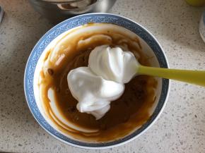 取1/3的蛋白霜到蛋黄糊中，用刮刀上下J字形翻拌均匀