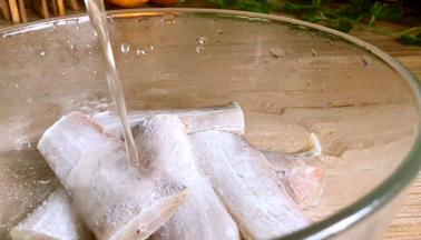 加入盐、料酒拌匀腌制一会