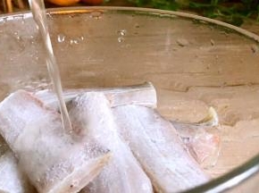 加入盐、料酒拌匀腌制一会