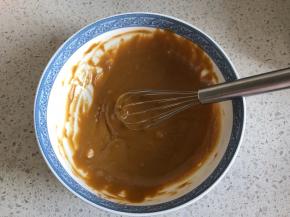 用打蛋器Z字形来回搅拌至无干粉状态