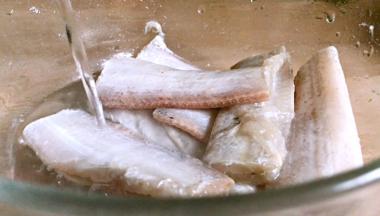 将腌制好的带鱼，冲洗干净污水