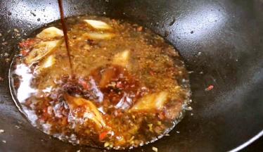 加入适量清水，酱油、香醋拌匀