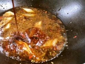 加入适量清水，酱油、香醋拌匀