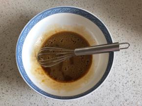 用打蛋器搅打均匀