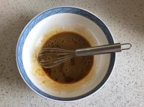 用打蛋器搅打均匀