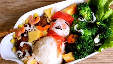 再将剩下的食材全部放入圣诞老人的另一边，火腿肠靴子放在上面即可