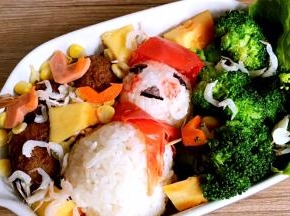 再将剩下的食材全部放入圣诞老人的另一边，火腿肠靴子放在上面即可