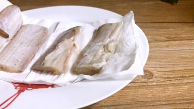 用厨房纸巾吸干水分