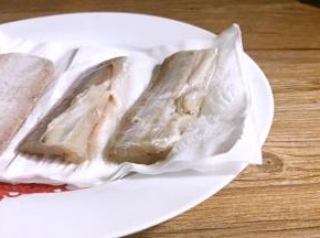 用厨房纸巾吸干水分