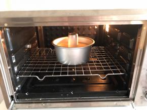 放入提前预热的烤箱，上火150度，下火160度，烤40分钟左右，最后可以用牙签来鉴定蛋糕是否烤熟，烤熟的蛋糕插进去牙签，拔起牙签上不会粘到蛋糕糊