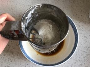 低筋面粉过筛到蛋黄液中