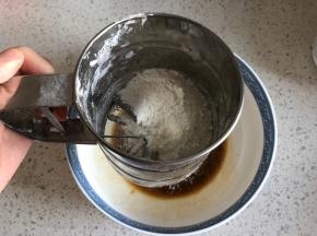低筋面粉过筛到蛋黄液中