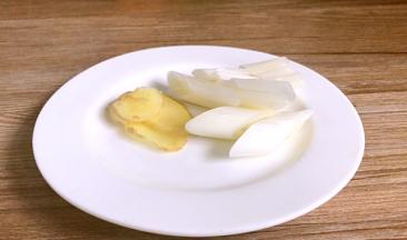 青蒜洗净切段备用