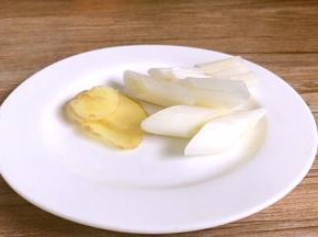 青蒜洗净切段备用