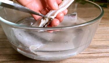 将带鱼洗净，剪掉鱼翅，再将内脏清理干净