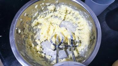 软化好的黄油，用打蛋器打散，在打几下，使其均匀细腻。