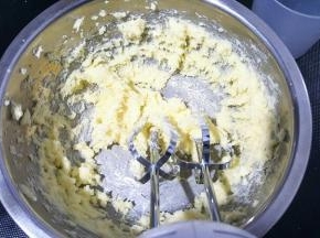 软化好的黄油，用打蛋器打散，在打几下，使其均匀细腻。