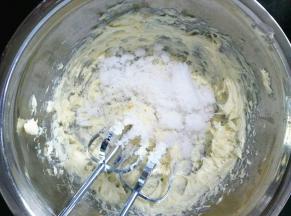 加入糖粉，再打到黄油颜色稍稍变浅。