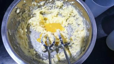 加入鸡蛋液，打均匀。