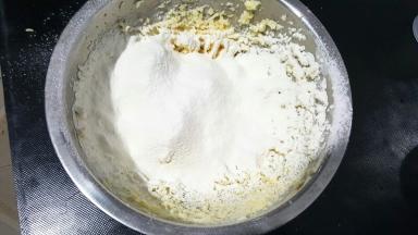 筛入低筋面粉，用刮刀拌到无干粉或者颗粒。