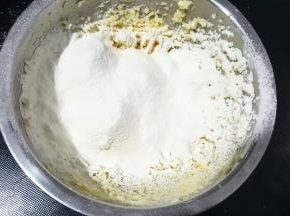 筛入低筋面粉，用刮刀拌到无干粉或者颗粒。