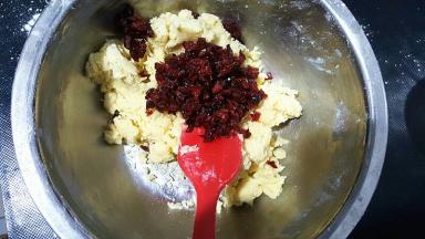 加入切碎的蔓越莓干，拌匀。