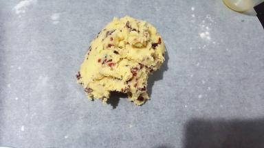 拌好的饼干糊放入在油纸上。