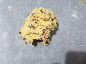 拌好的饼干糊放入在油纸上。