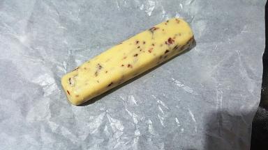 左右折叠油纸，把饼干糊整成长方形的条。