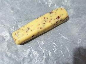 左右折叠油纸，把饼干糊整成长方形的条。