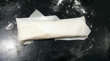 用油纸包好放冰箱冷冻1个小时。有模具的可以直接放模具整形冷冻。