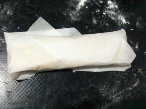 用油纸包好放冰箱冷冻1个小时。有模具的可以直接放模具整形冷冻。
