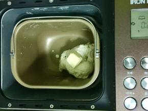 然后加入黄油，继续揉10分钟，至程序结束。