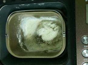 把面包桶卡入面包机，启动imix和面程序，运行10分钟，把食材揉成团。
