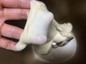 程序结束后，取出面团检视状态，可拉出厚而富有弹性的膜，此款面包不需要出手套膜。