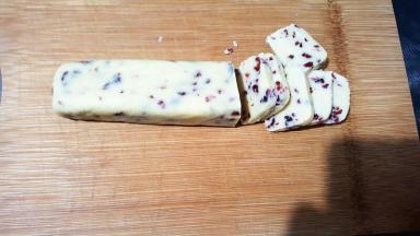 烤箱160度预热，拿出冷冻好的饼干块，切成3毫米左右厚度的片。