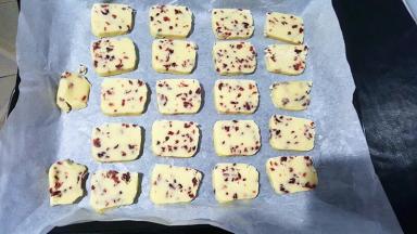 油纸垫在烤盘上，均匀摆好饼干片。