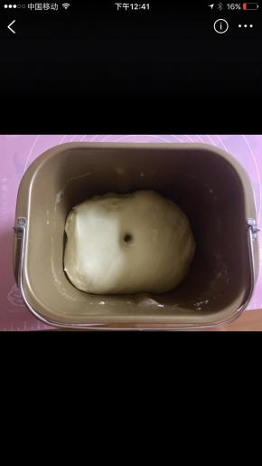 盖上保鲜膜室温发酵，北方冬天室内有暖气，大约50分钟至一个小时，如果室内比较冷，可以开空调暖风。面团发至体积约两倍大，手指沾面粉戳洞后，洞口有轻微回缩、不塌陷即可。