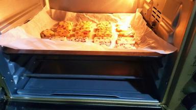 放进预热好的烤箱里，160度烤20分钟左右。