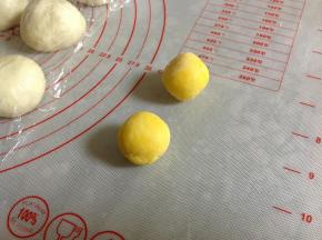 静置面团的时候，把奶黄馅揉成每个16～17克左右的小球，共12个。