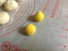 静置面团的时候，把奶黄馅揉成每个16～17克左右的小球，共12个。