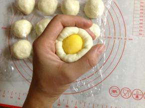 面团松弛好之后，将小面团擀圆，大小刚好可以包住奶黄馅，不能太大，然后把面块翻面，将奶黄馅置于中间，用虎口法收口，把馅包紧。
