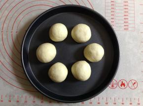包好6个，放入烤盘，面胚之间留出一些间隔。然后放入烤箱中层，底层烤盘放半盘热水。开启发酵功能，进行二次发酵，约30～40分钟。