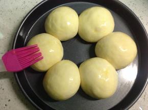 发酵结束后，六个小面包连在一起了，在面上刷一层鸡蛋液。