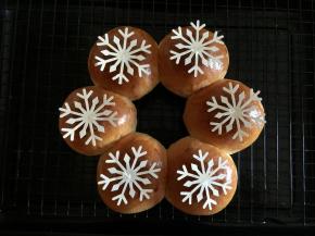 烤好之后放到烤架上晾凉，每个小餐包面上放一个雪花形的卡片。