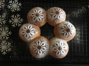 把雪花卡片小心移走，花纹就出现了。