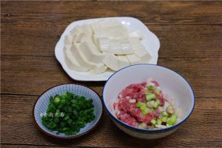 食材该切的切，该剁的剁好，将葱梗拌入肉末里增香