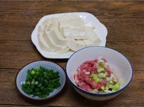 食材该切的切，该剁的剁好，将葱梗拌入肉末里增香
