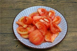 番茄洗净去皮，切块